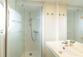 Baño móvil en Camping del Mar MOBILE HOME 6P, España, con ducha, lavabo, espejo y percheros.