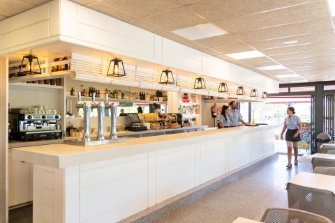 Helles, modernes Barbereich im Camping del Mar BUNGALOW PREMIUM in Spanien mit Servicepersonal.