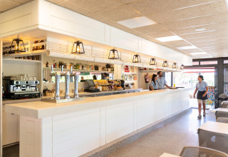 Helles, modernes Barbereich im Camping del Mar BUNGALOW PREMIUM in Spanien mit Servicepersonal.