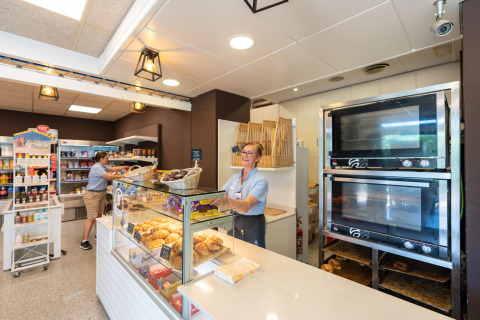 Bäckerei im Camping del Mar BUNGALOW PREMIUM, Spanien, mit freundlichem Personal und frischen Backwaren.
