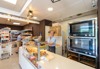 Panadería en Camping del Mar BUNGALOW PREMIUM, España, con personal amable y variedad de bollería fresca.