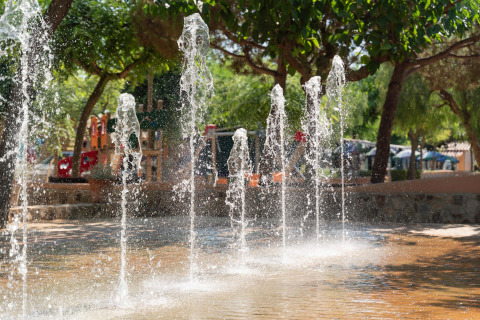 Wasserfontänen auf einem schattigen Spielplatz beim Camping del Mar BUNGALOW PREMIUM in Spanien.
