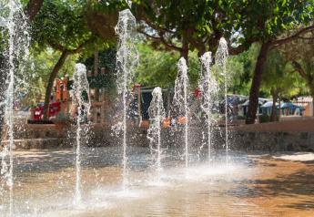 Fuentes de agua en un parque infantil sombreado en Camping del Mar BUNGALOW PREMIUM, España.
