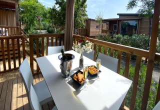 Udendørs terrasse ved Els Pins - Mobile-Home Plus 2 i Spanien, med bord, drikke og snacks.