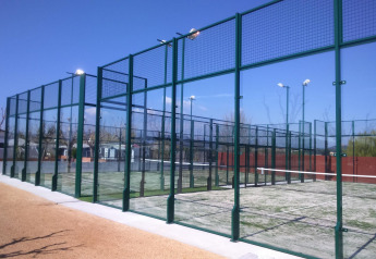 Pista de pádel al aire libre en Els Pins- Mobile-Home Plus 3 en España, rodeada de vallas y con cielo despejado.