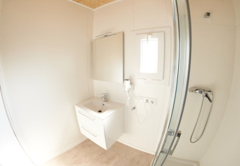 Baño moderno y luminoso con ducha en la casa móvil Els Pins Mobile-Home Plus 3 en España.
