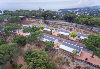 Vue aérienne des mobil-homes Camping Rocagrossa pour 6 personnes, entourés de nature en Espagne.