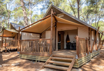 Tenda safari Torre del Sol TIENDA SAVANNAH con veranda in legno e tendalino immersa nella natura.