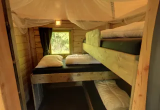Gemütliches Tiny House mit Etagenbetten im Camper Lodge, Family holiday park Krieghuusbelten, Niederlande.