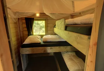 Habitación con literas en una tiny house Camper lodge en Family holiday park Krieghuusbelten, Países Bajos.