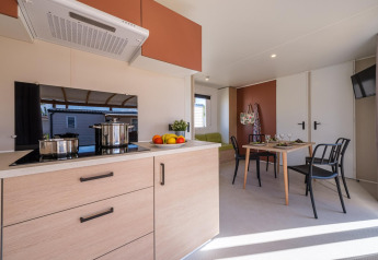 Moderne keuken en eethoek in stacaravan op Camping Estival Vendrell Platja, Middellandse Zee, Spanje.