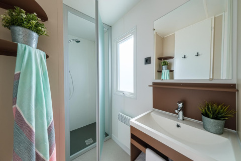 Moderne badkamer in het Camping Estival Vendrell Platja mobile home in Spanje, met douche en wastafel.