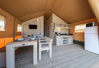Lys og rummelig indretning af et Grand Safari Glamping telt ved Camping Estival Vendrell Plajta i Spanien.