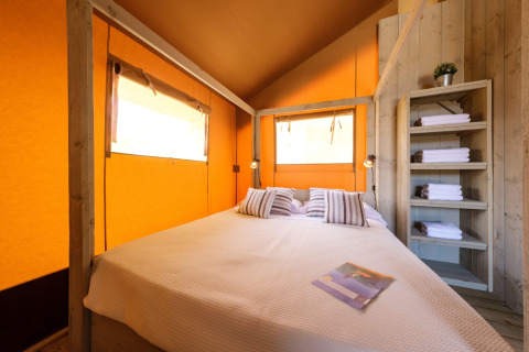 Indvendig billede af CAMPING ESTIVAL VENDRELL PLATJA TENT GRAND SAFARI GLAMPING i Spanien, hyggelig seng.