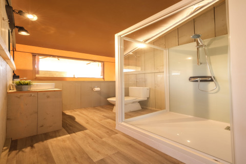 Salle de bain moderne dans une tente safari au Camping Estival Vendrell Platja Grand Safari Glamping en Espagne.
