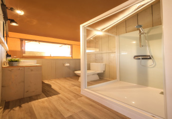 Modernes Badezimmer im Safarizelt bei Camping Estival Vendrell Platja Grand Safari Glamping in Spanien.