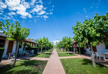 Schöne Safari-Glampingzelte mit Bäumen und Gartenwegen bei Camping Estival Vendrell Platja in Spanien.