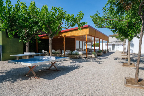 Espace extérieur avec tables de ping-pong, arbres et tentes safari à CAMPING ESTIVAL VENDRELL PLATJA TENT GRAND SAFARI GLAMPING, Espagne.