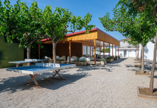 Udendørsområde med bordtennisbord, træer og safaritelte i CAMPING ESTIVAL VENDRELL PLATJA TENT GRAND SAFARI GLAMPING, Spanien.