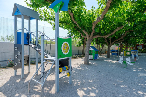 Aire de jeux moderne avec équipements colorés et arbres à CAMPING ESTIVAL VENDRELL PLATJA, Espagne