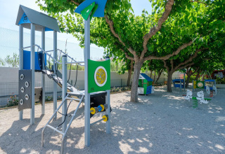 Aire de jeux moderne avec équipements colorés et arbres à CAMPING ESTIVAL VENDRELL PLATJA, Espagne