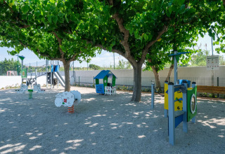 Aire de jeux ombragée avec balançoires, toboggan et cabane au Camping Estival Vendrell Platja, Espagne.