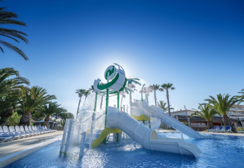 Piscina all’aperto con scivoli d’acqua presso CAMPING ESTIVAL VENDRELL PLATJA TENT GRAND SAFARI GLAMPING in Spagna.