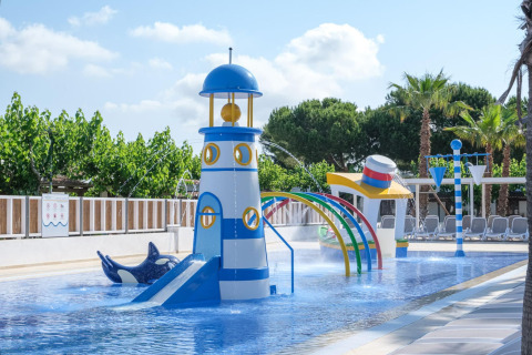 Aire de jeux aquatique avec phare au Camping Estival Vendrell Platja Tent Grand Safari Glamping en Espagne