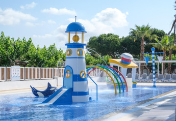 Area giochi acquatica con faro al Camping Estival Vendrell Platja Tent Grand Safari Glamping in Spagna