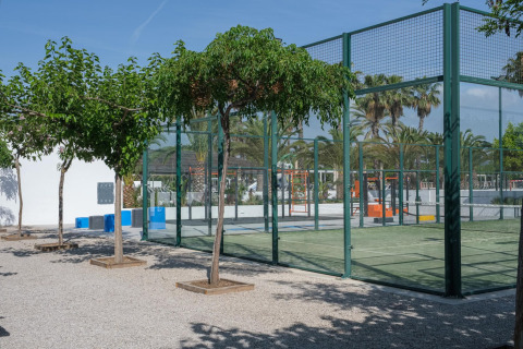 Udendørs sportsbane ved CAMPING ESTIVAL VENDRELL PLATJA TENT GRAND SAFARI GLAMPING, med træer og palmer.