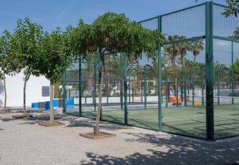 Terrain de sport en plein air au CAMPING ESTIVAL VENDRELL PLATJA TENT GRAND SAFARI GLAMPING, avec arbres autour.