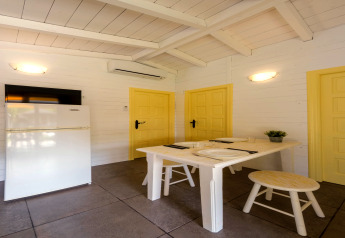Espace salle à manger lumineux au CAMPING ESTIVAL VENDRELL PLATJA BUNGALOW 4 STANDARD en Espagne, table incluse.