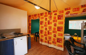 Interno della casa mobile Torre del Sol Tent Pagan in Spagna con cucina, tenda e letti.