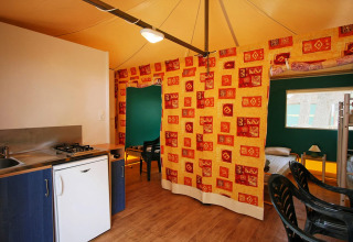 Interno della casa mobile Torre del Sol Tent Pagan in Spagna con cucina, tenda e letti.