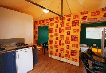Interno della casa mobile Torre del Sol Tent Pagan in Spagna con cucina, tenda e letti.