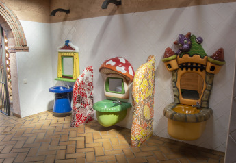 Colorate postazioni lavamani per bambini al mobil home Torre del Sol Tent Pagan in Spagna.
