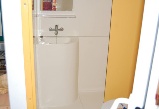Foto di un piccolo bagno con lavandino nella casa mobile 'Torre del Sol Tent Pagan' in Spagna.