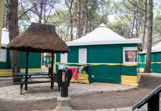 Billede af Torre del Sol Tent Pagan mobilhome i Spanien, omgivet af træer og udendørs picnicområde.