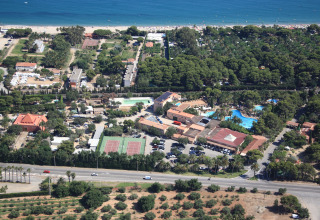 Luftfoto af Torre del Sol mobilhome og campingplads ved stranden i Spanien med pool og tennisbaner.