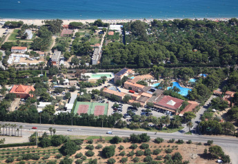 Vista aerea della casa mobile Torre del Sol in Spagna con piscina, campi da tennis e spiaggia sullo sfondo.