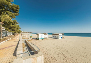Spiaggia del mobilhome Torre del Sol Tent Pagan in Spagna con sabbia, mare e postazioni SOS.