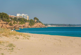 Vista dalla casa mobile Torre del Sol Tent Pagan in Spagna: spiaggia, mare blu e scogliere.