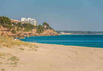 Vista dalla casa mobile Torre del Sol Tent Pagan in Spagna: spiaggia, mare blu e scogliere.