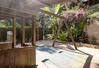 Aire de jeux extérieure avec balançoires en bois au Torre del Sol Cottage, Espagne.