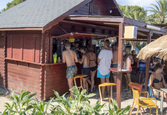 Des personnes en maillot se retrouvent au bar de plage du mobil-home Torre del Sol Cottage en Espagne.