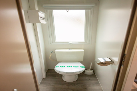 Badeværelse i Torre del Sol Cottage, Spanien, med toilet og vindue, mobilhome faciliteter.