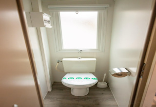 Badeværelse i Torre del Sol Cottage, Spanien, med toilet og vindue, mobilhome faciliteter.