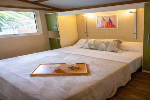 Komfortabelt soveværelse i TORRE DEL SOL CHALET BAOBAD, Spanien, med dobbeltseng og morgenbakke.