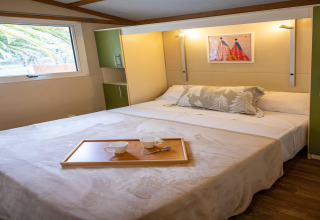 Komfortabelt soveværelse i TORRE DEL SOL CHALET BAOBAD, Spanien, med dobbeltseng og morgenbakke.