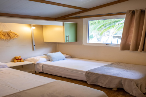Hyggeligt værelse på Torre del Sol Chalet Baobad i Spanien med to enkeltsenge, vindue og bløde nuancer.